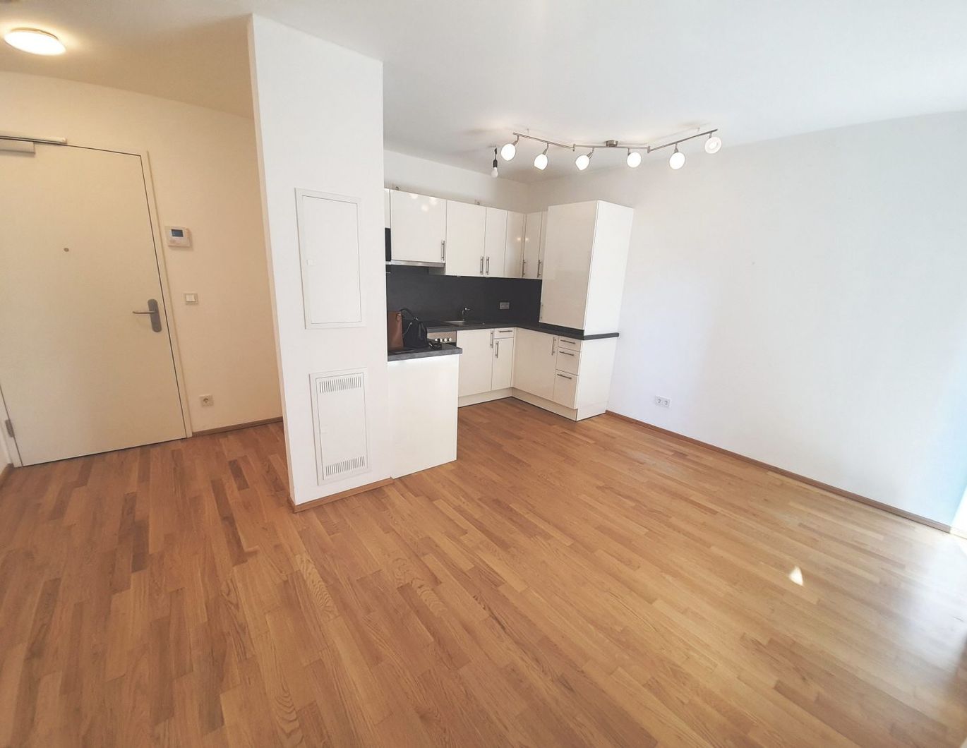 Neubauwohnung mit 2 Zimmern und Balkon im Laend Yard