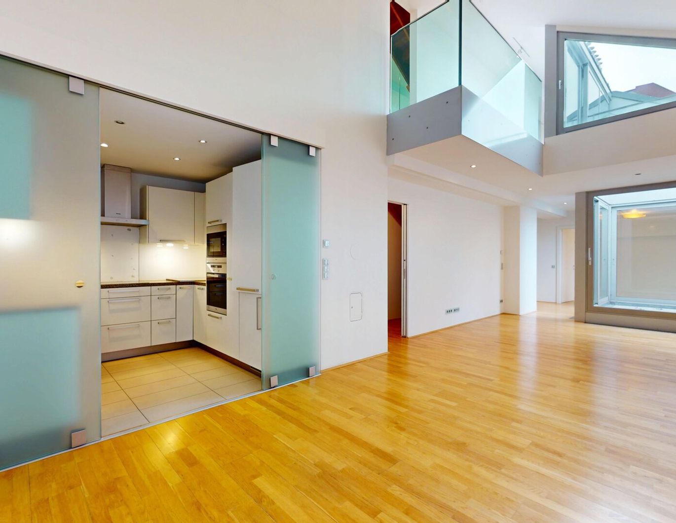 Exklusive Dachwohnung mit Stadtblick im Altbaupalais