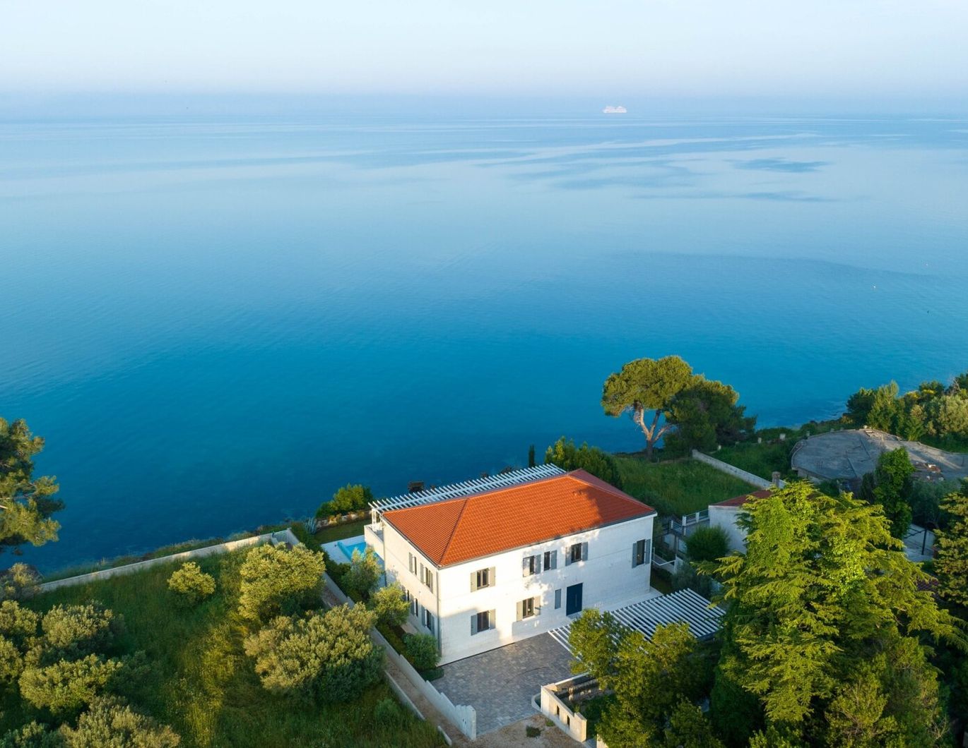 Eine wunderschöne Steinvilla mit Pool in erster Reihe zum Meer