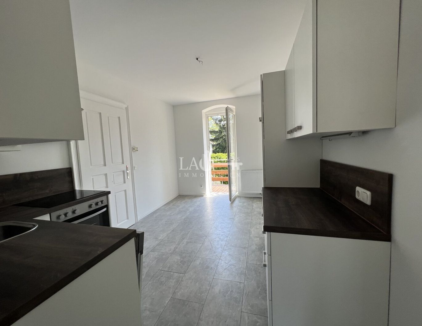 Helle 2,5 Zimmer Wohnung mit Einbauküche und Balkon !