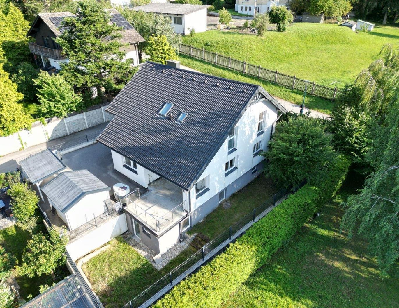 GERÄUMIGES EINFAMILIENHAUS IN SCHÖNER WOHNLAGE 