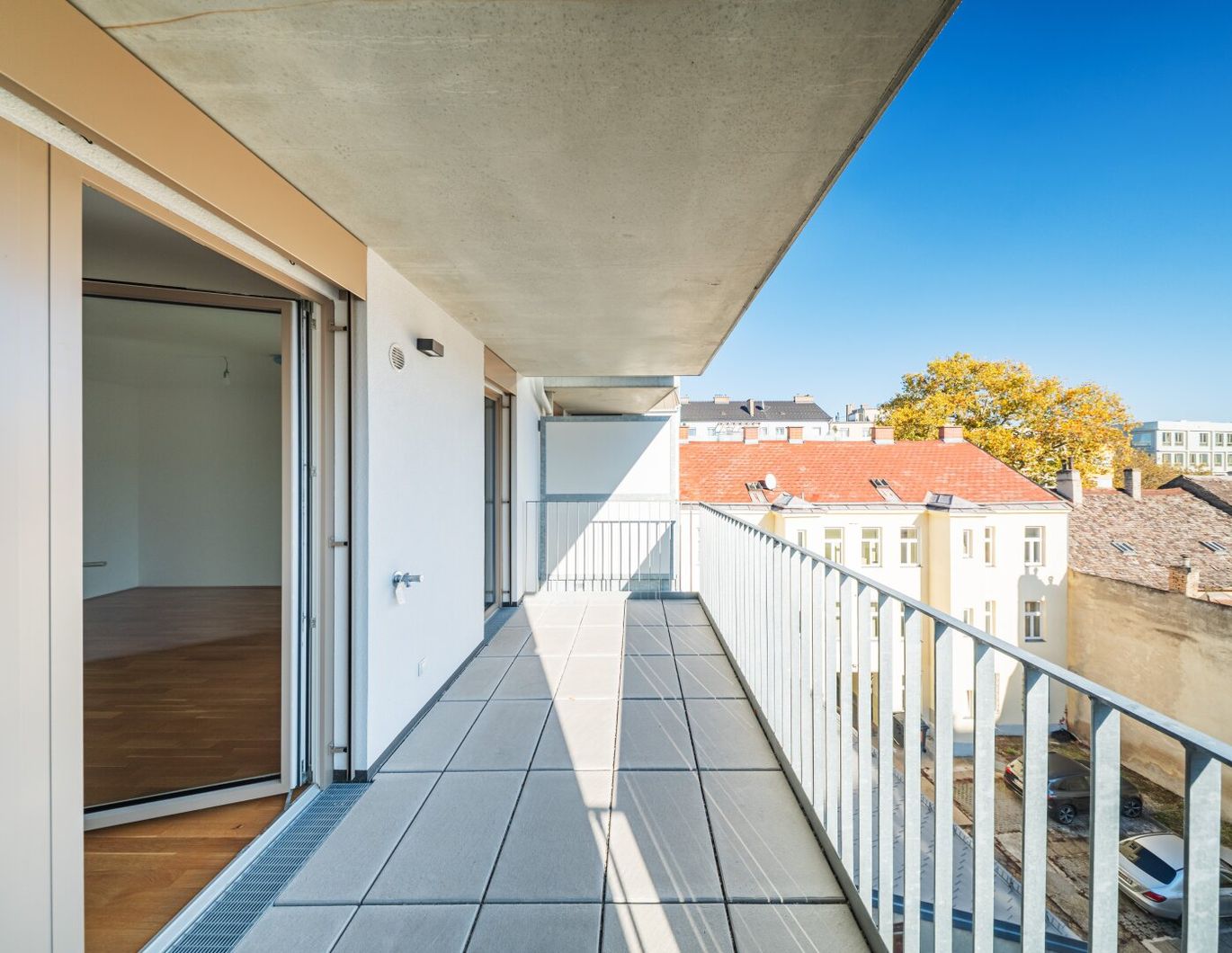 SOFORT EINZIEHEN >> charmante 3-Zimmer Wohnung mit bodentiefen Fenstern und 2 Balkone >> Top Anbindung