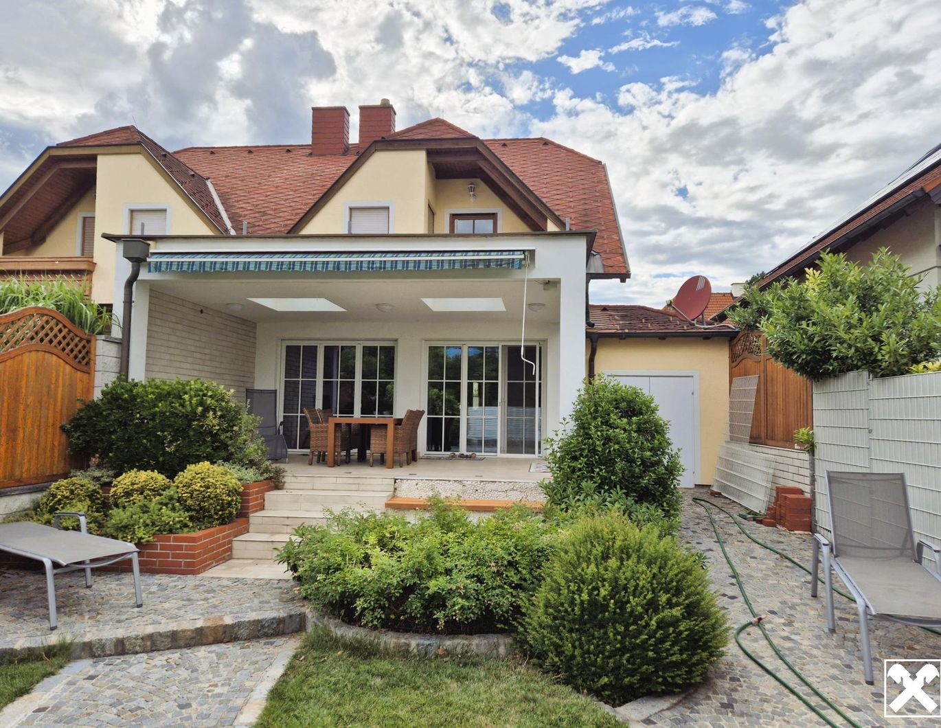 Doppelhaushälfte mit Pooloase und ausgezeichneter Infrastruktur