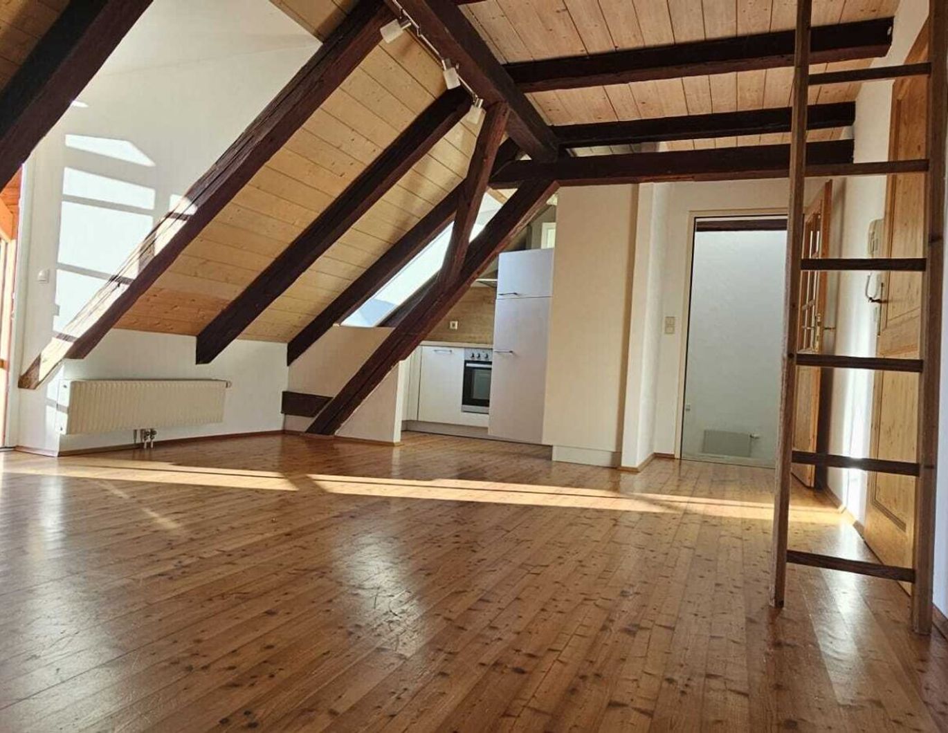 * * Sonnige 3-Zimmer-Wohnung mit großem Balkon und eigenem Carportplatz in idyllischer Lage! * *