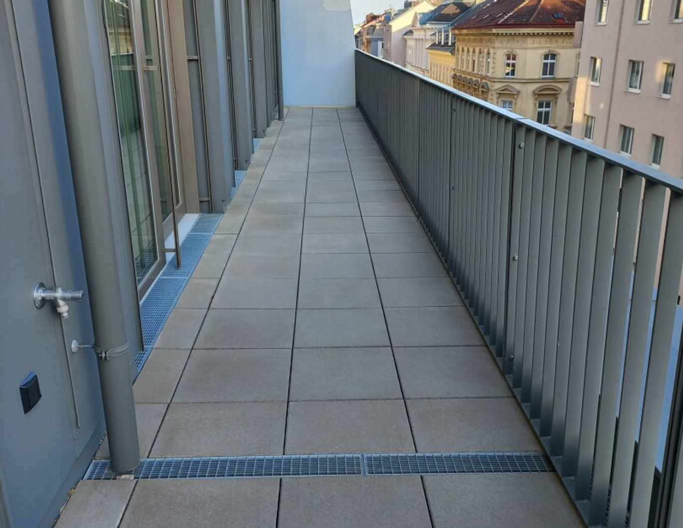 DACHGESCHOSS-ZUBAU MIT EINBAUKÜCHE+TERRASSE