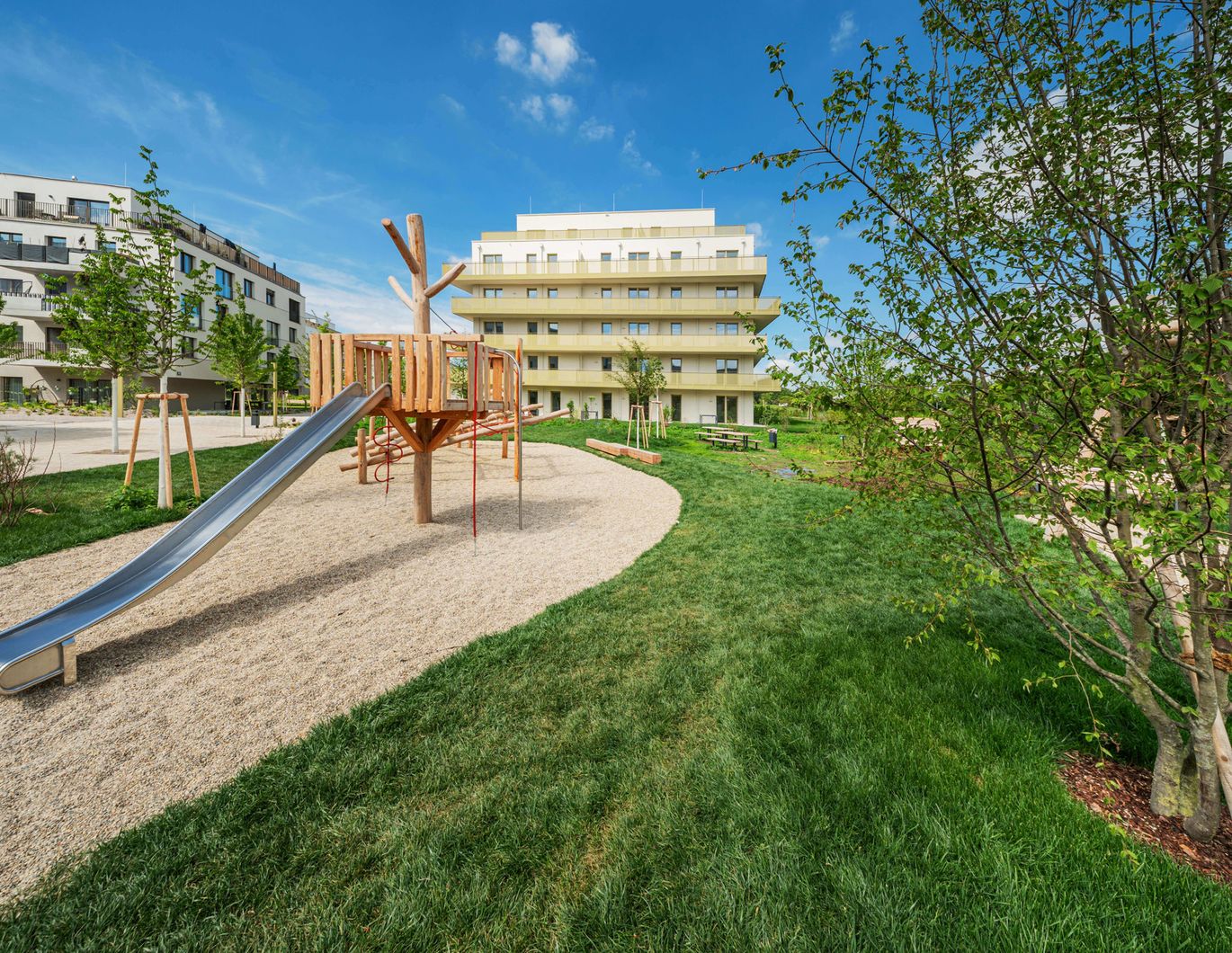 Neubau-Erstbezug mit großzügigen Außenflächen im Grünen