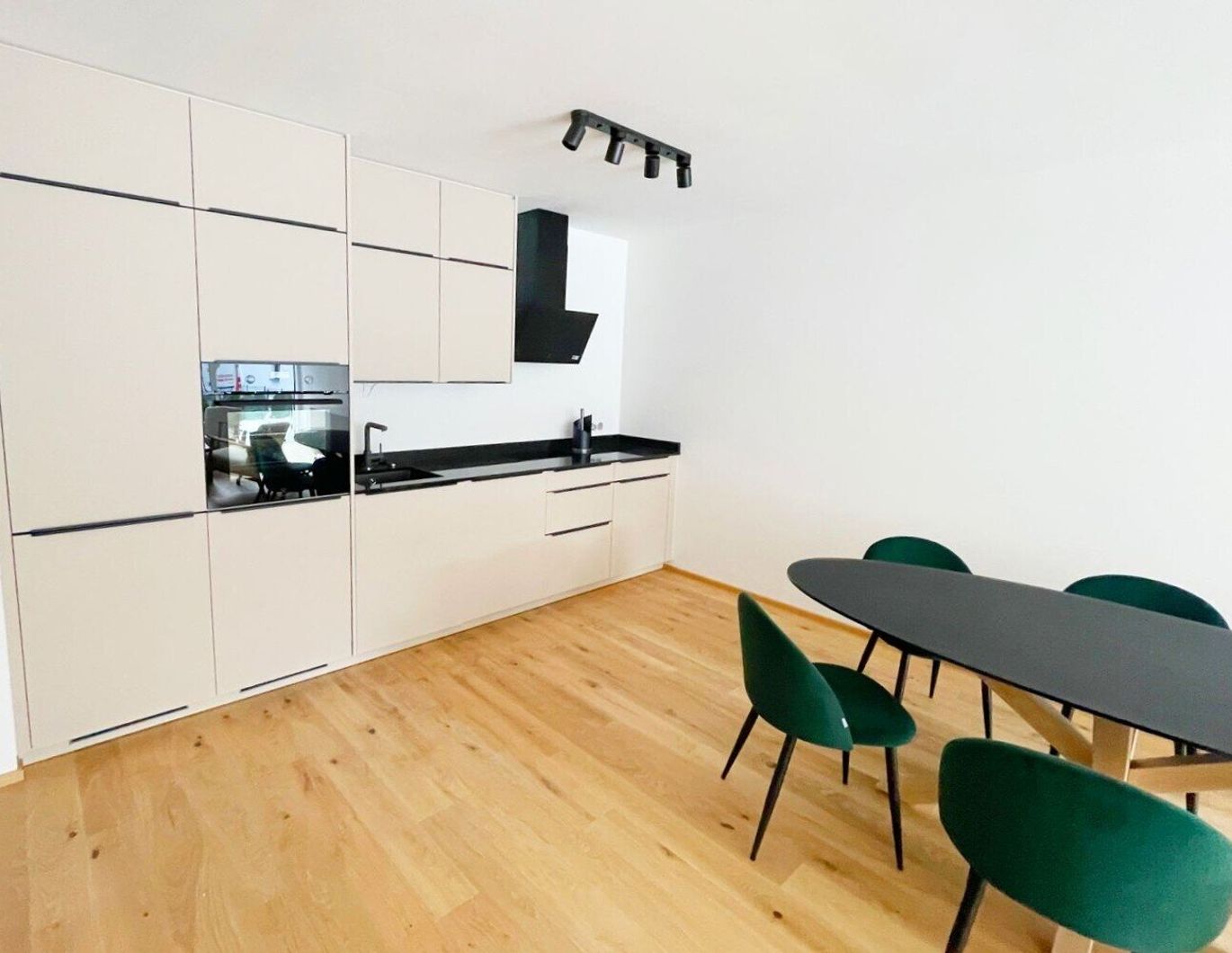 Erstbezug! Exklusive, voll möblierte Wohnung mit Terrasse, Garten & TG-Stellplatz, in Bestlage!