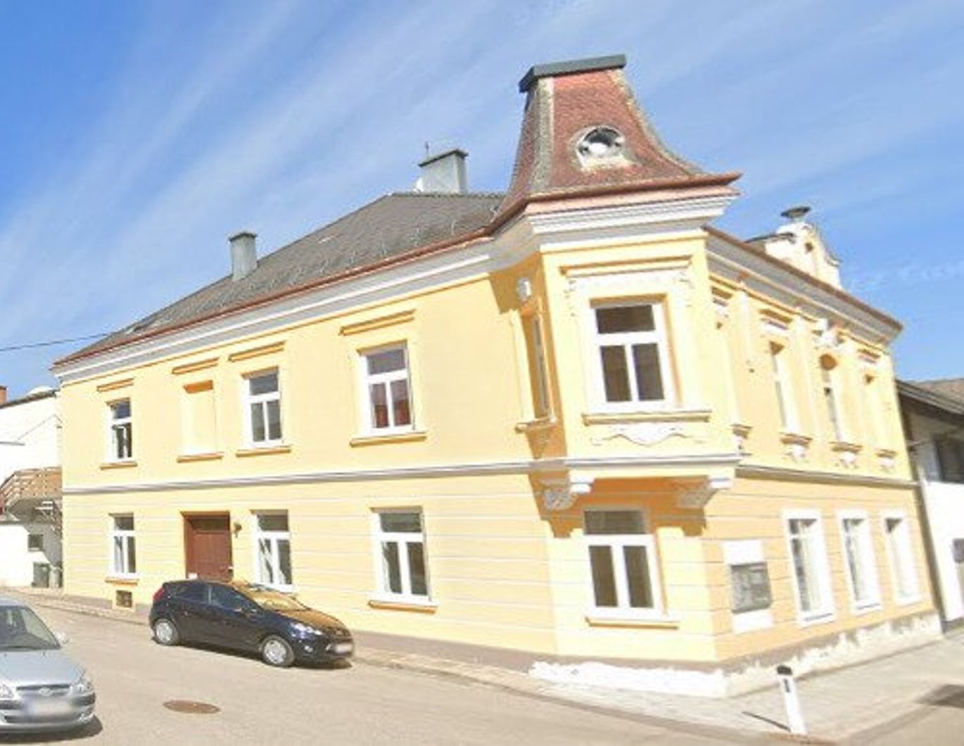 freundliche 3-Zimmer Wohnung mit möblierter Küche und Terrasse