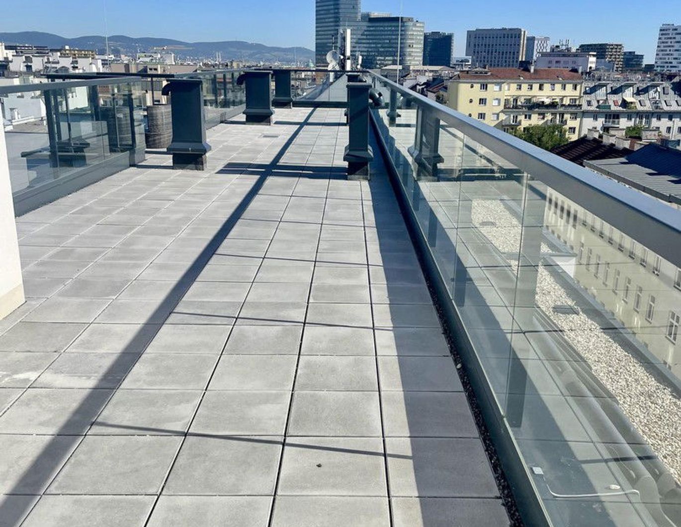 ERSTBEZUG - Moderne 2-Zimmer-Loggia-Wohnung (ca. 59 m²) direkt an der U1 und dem Hauptbahnhof