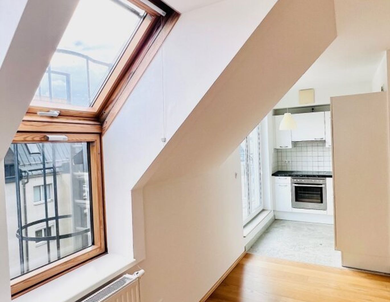 HELLE 2-ZIMMER-DACHGESCHOSS-WOHNUNG BEIM HANUSCH KRANKENHAUS MIT FREIBLICK