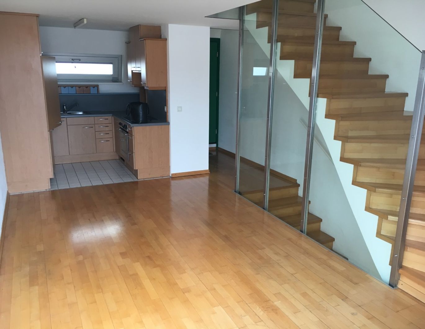 Großzügige helle Wohnung, WG-tauglich, nähe UNO-City