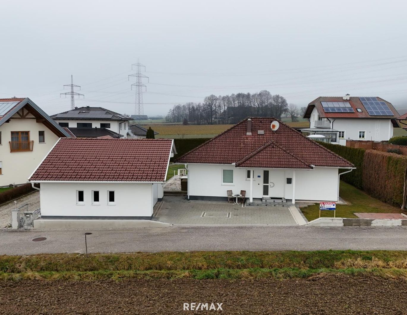 Bungalow mit großzügigem Nebengebäude, Terrasse und nachhaltiger Heiztechnik