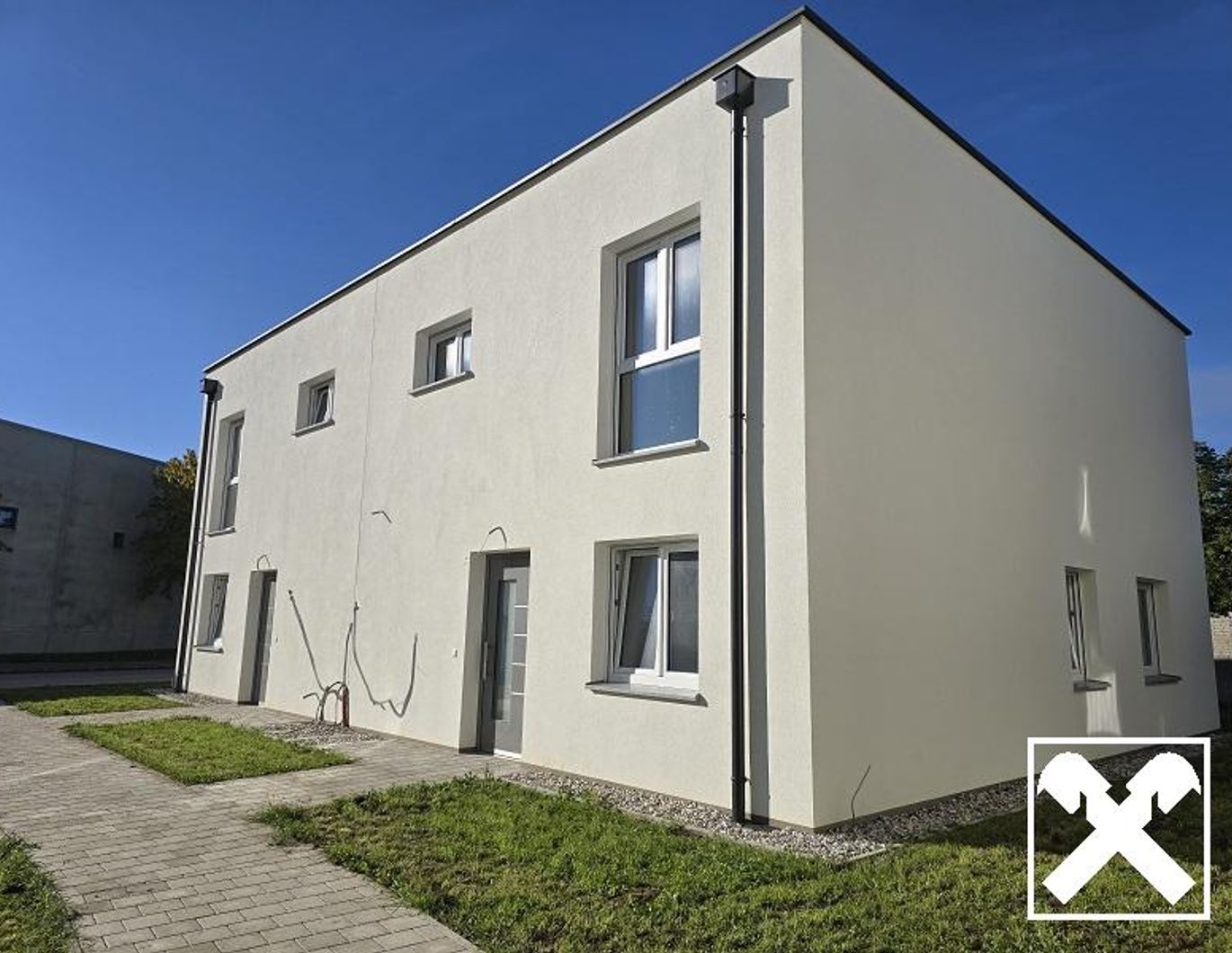 MODERN, MASSIV UND HOCHWERTIG VOM BAUMEISTER