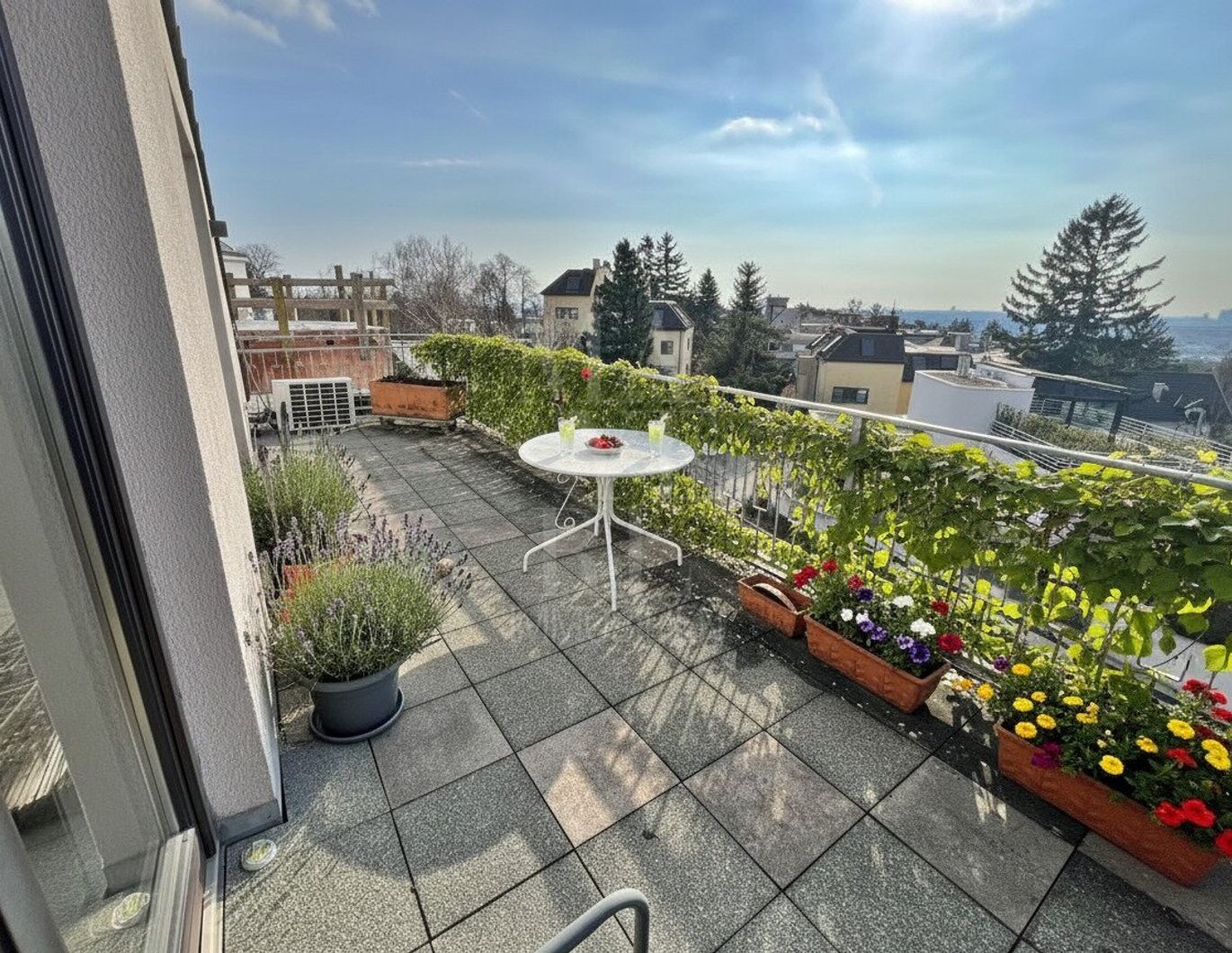 teilmöblierte Maisonette mit Terrassen und Fernblick