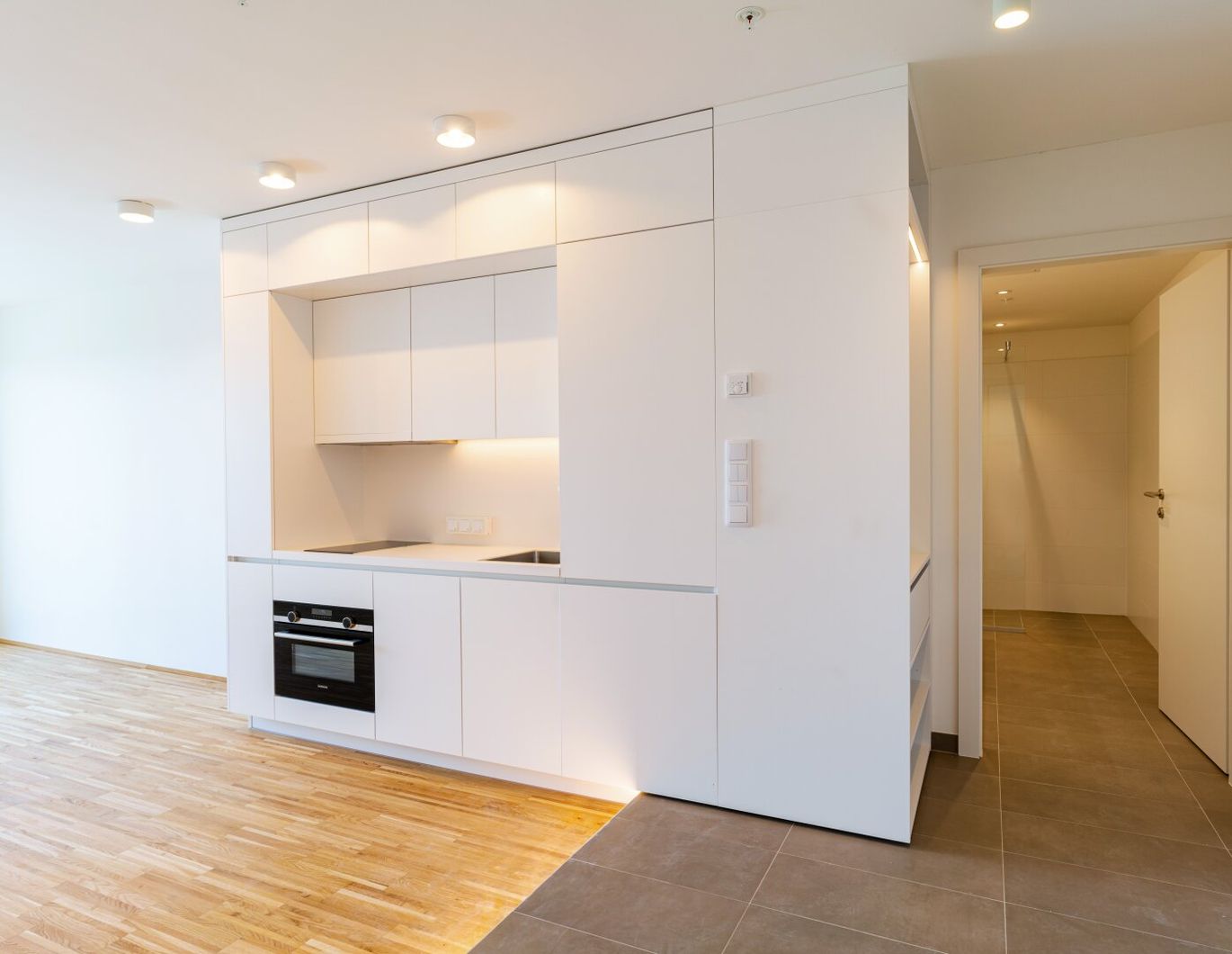 geräumige 1-Zimmer-Wohnung mit großem Balkon - Atemberaubender Fernblick