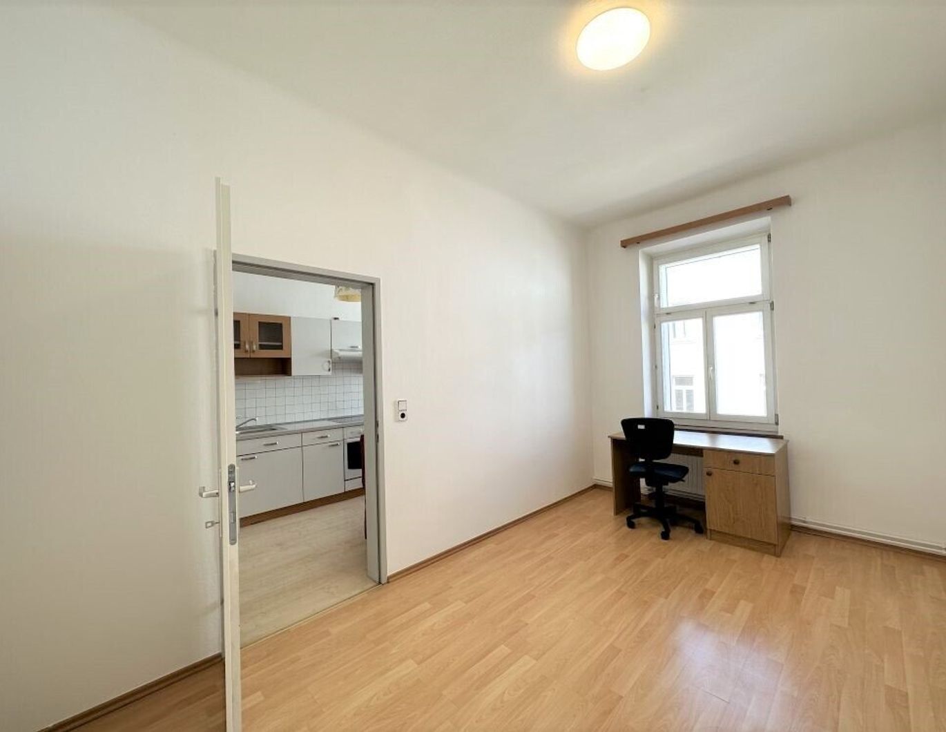 Stilvolle 2-Zimmer-Altbauwohnung mit separater Küche und rd. 45m² Eigengarten in zentraler Grazer Lage nähe Augarten