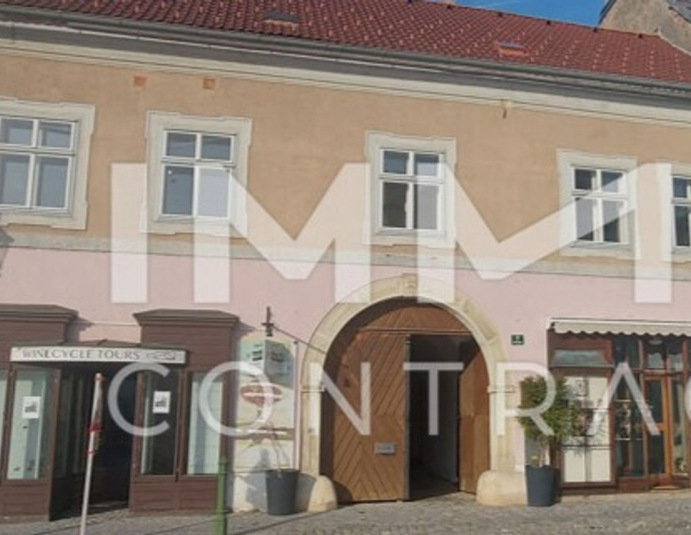 WOHN-UND GESCHÄFTSHAUS AUS DEM 16. JAHRHUNDERT IM HERZEN VON LANGENLOIS  100 m Kellerröhre, Nebengebäude, Innenhof, Geschäftslokale, usw.