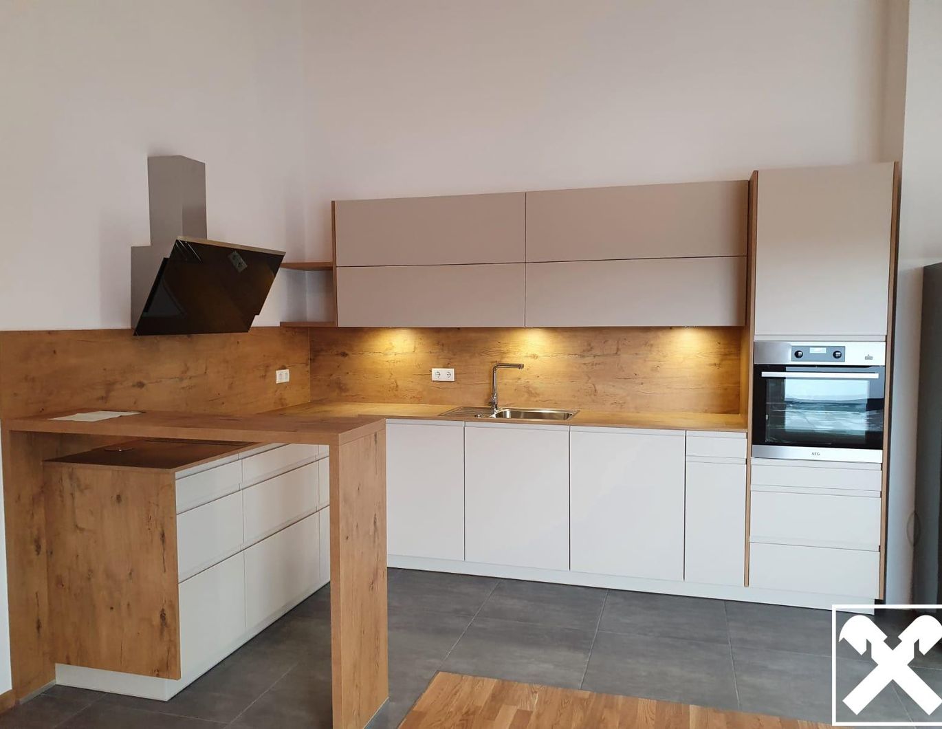 Schöne neuwertige 3-Zimmer Wohnung mit großer Dachterrasse !!!