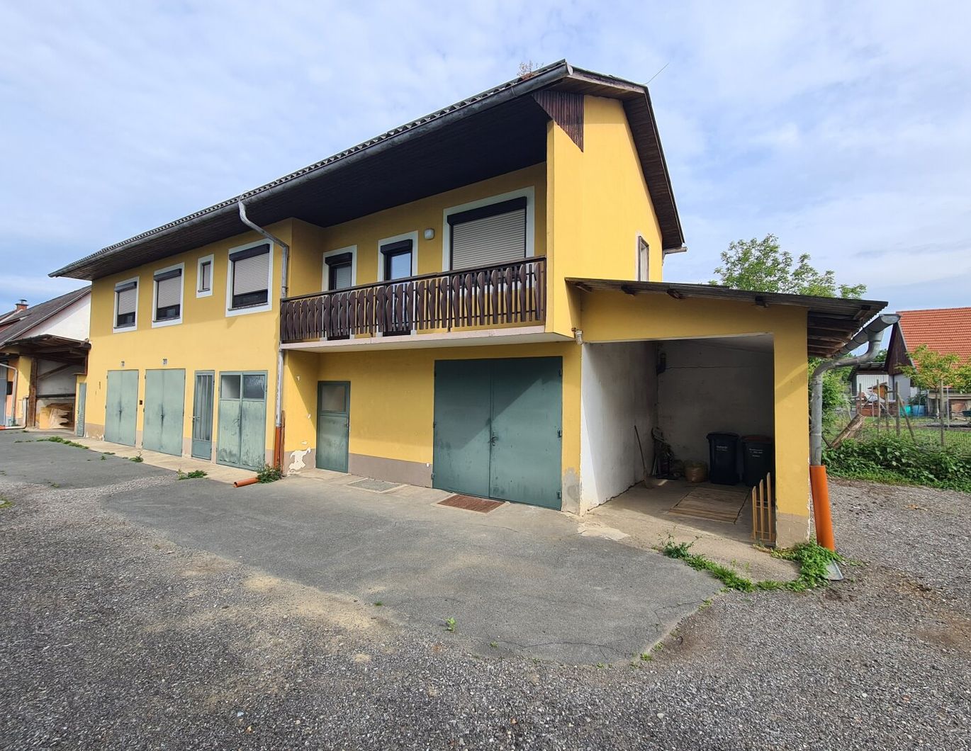 Wohnhaus mit Garagen und angebaute Wirtschaftsgebäude samt altem Bauernhaus im Dorfverbund mit weiterem Bauland
