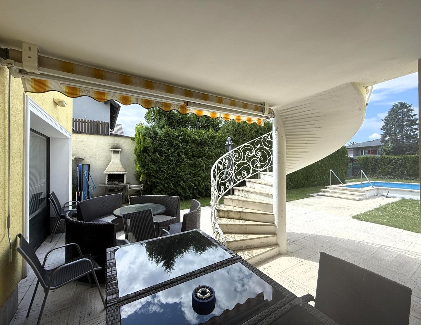 Schönes Haus/Villa mit Outdoorpool zu verkaufen // Beautiful House/villa with outdoor pool for sale //