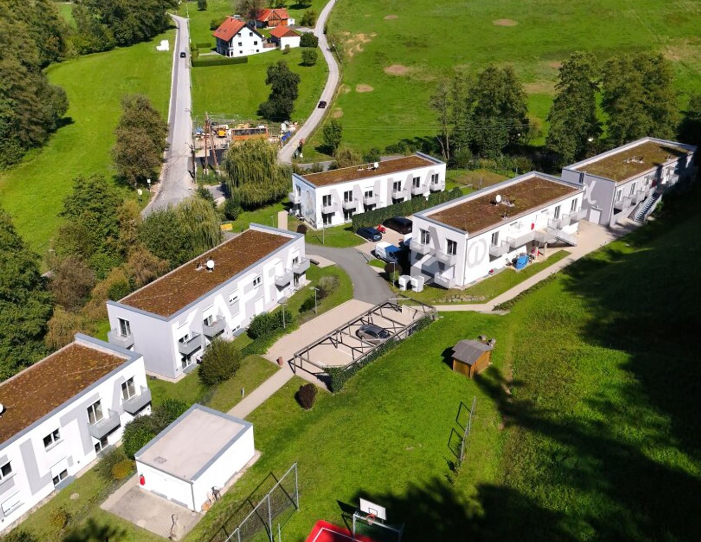 Wohnen am Waldrand : Sonnige 4-Zimmer-Wohnung mit mehreren Balkonen und Fernblick in Stiftingtal