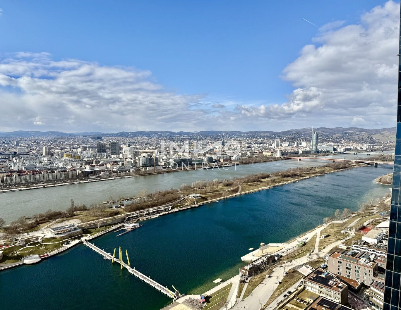 Highrise Apartment an der Donau: DC2 Tower - Architektur, Aussicht, Atmosphäre