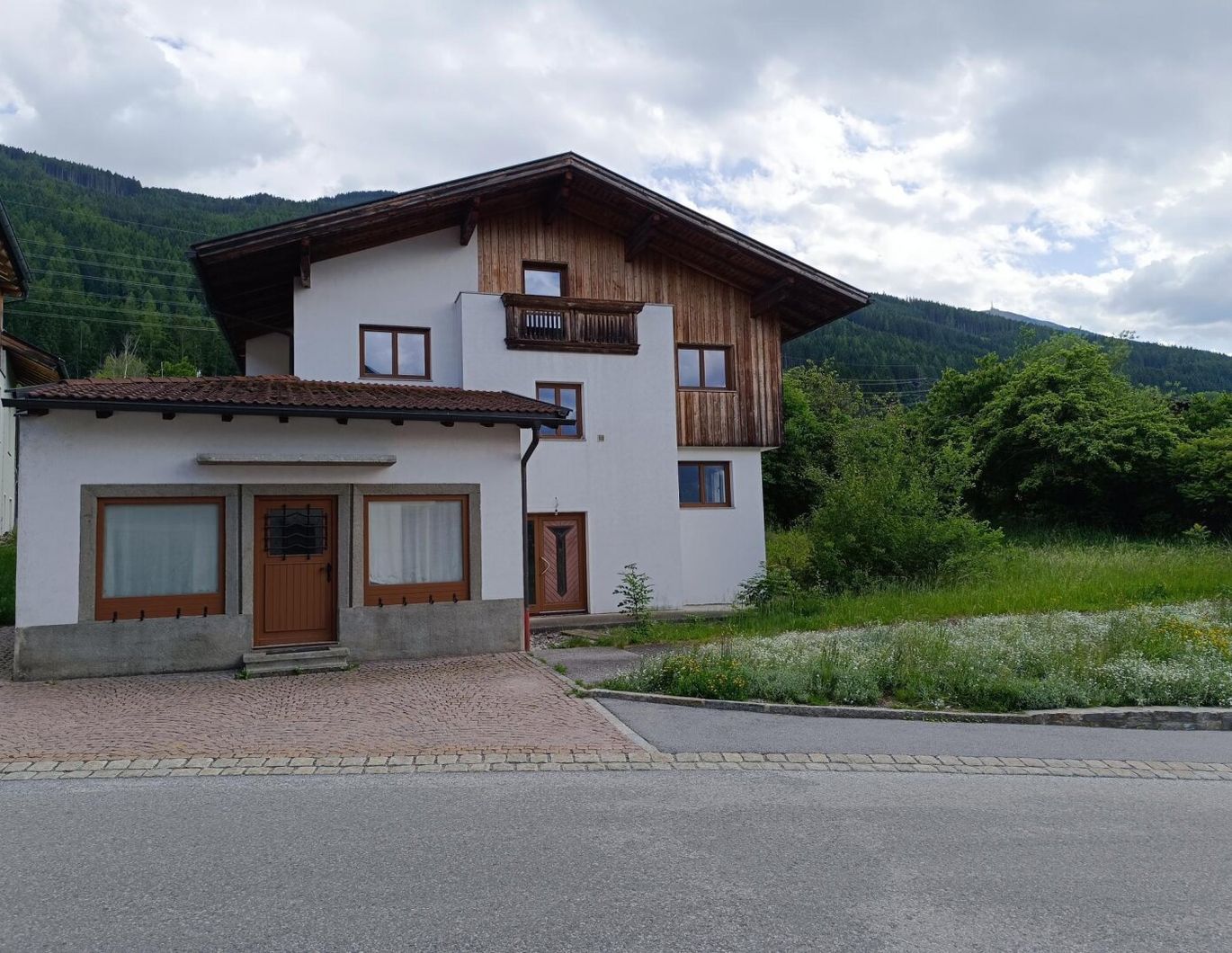 Selten!! Zweifamilienhaus in Rinn, mit 1800 qm großen Grundstück!!Das Grundstück kann auch in 2 Parzellen geteilt werden.