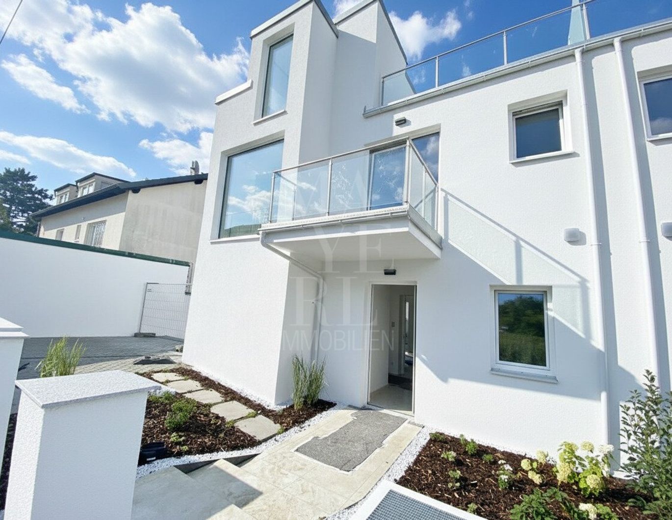 DOPPELHAUSHÄLFTE MIT GARTEN - LIFT - 42m² DACHTERRASSE - Zweitbezug