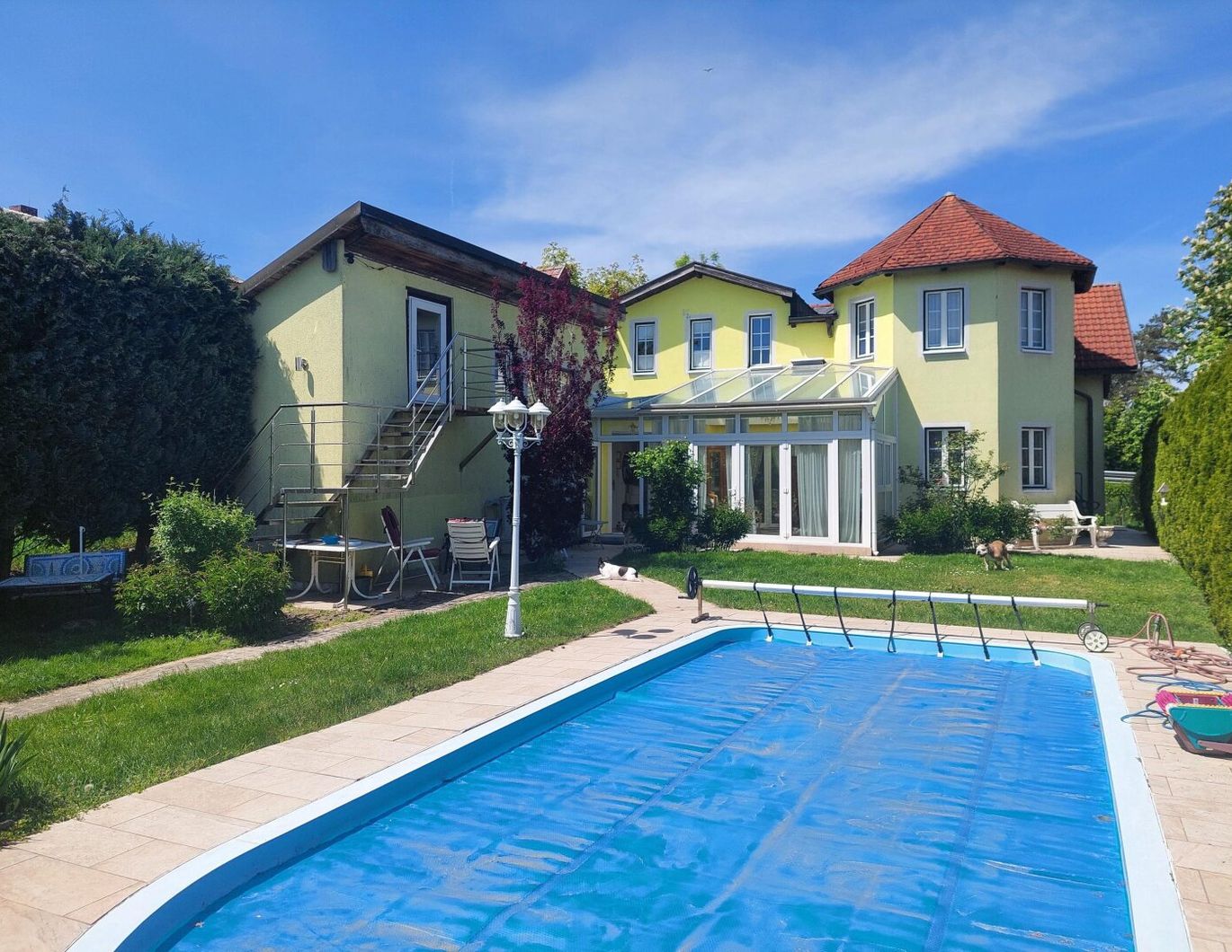 Geräumiges Wohnhaus mit Wintergarten und Pool in Aussichtslage