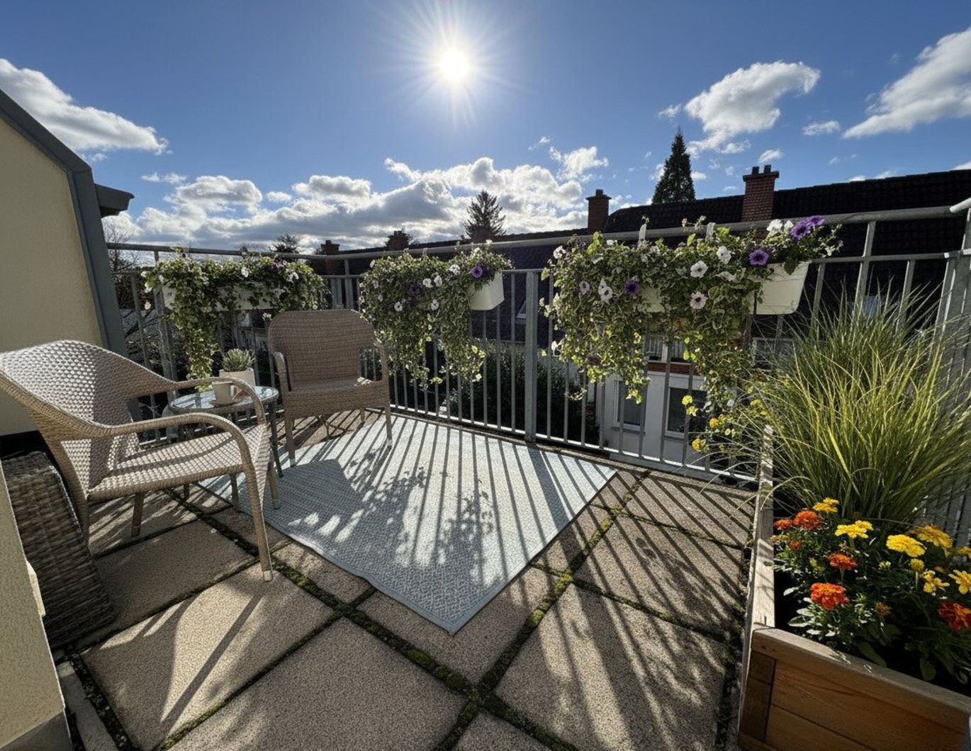 Ruhige 2-Zimmer Wohnung mit Grünblick, Terrasse + 2 Garagenplätzen