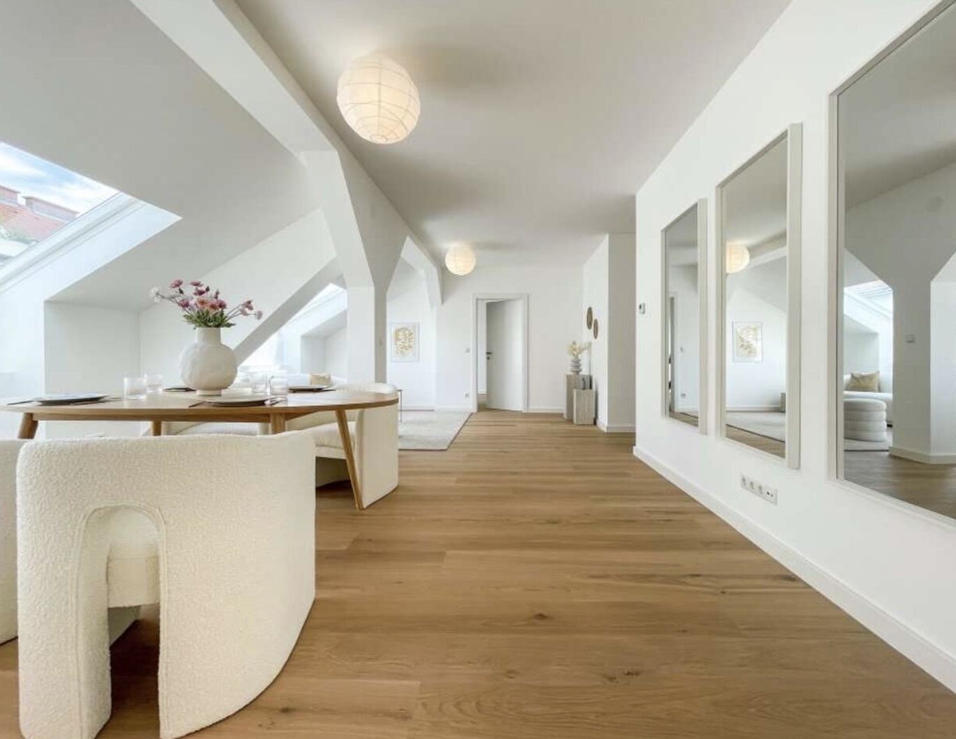 Neu sanierte Dachgeschoßwohnung, 3,5 Zimmer mit Terrasse und neuer Küche zu kaufen!