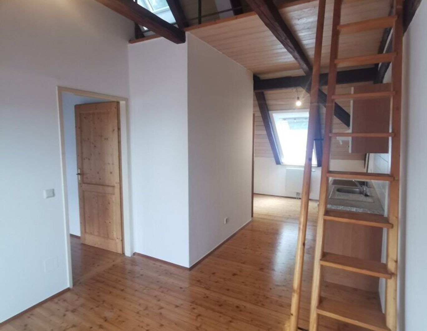 * * Hübsche 2-Zimmer-Galeriewohnung mit Gartenanteil und Carportplatz in idyllischer Lage! * *