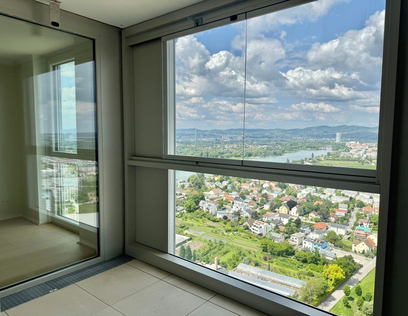 Stadtleben mit Weitblick: 3 Zimmer Hochhauswohnung zum Verlieben - Provisionsfrei - U1 und Donauzentrum vor der Türe!