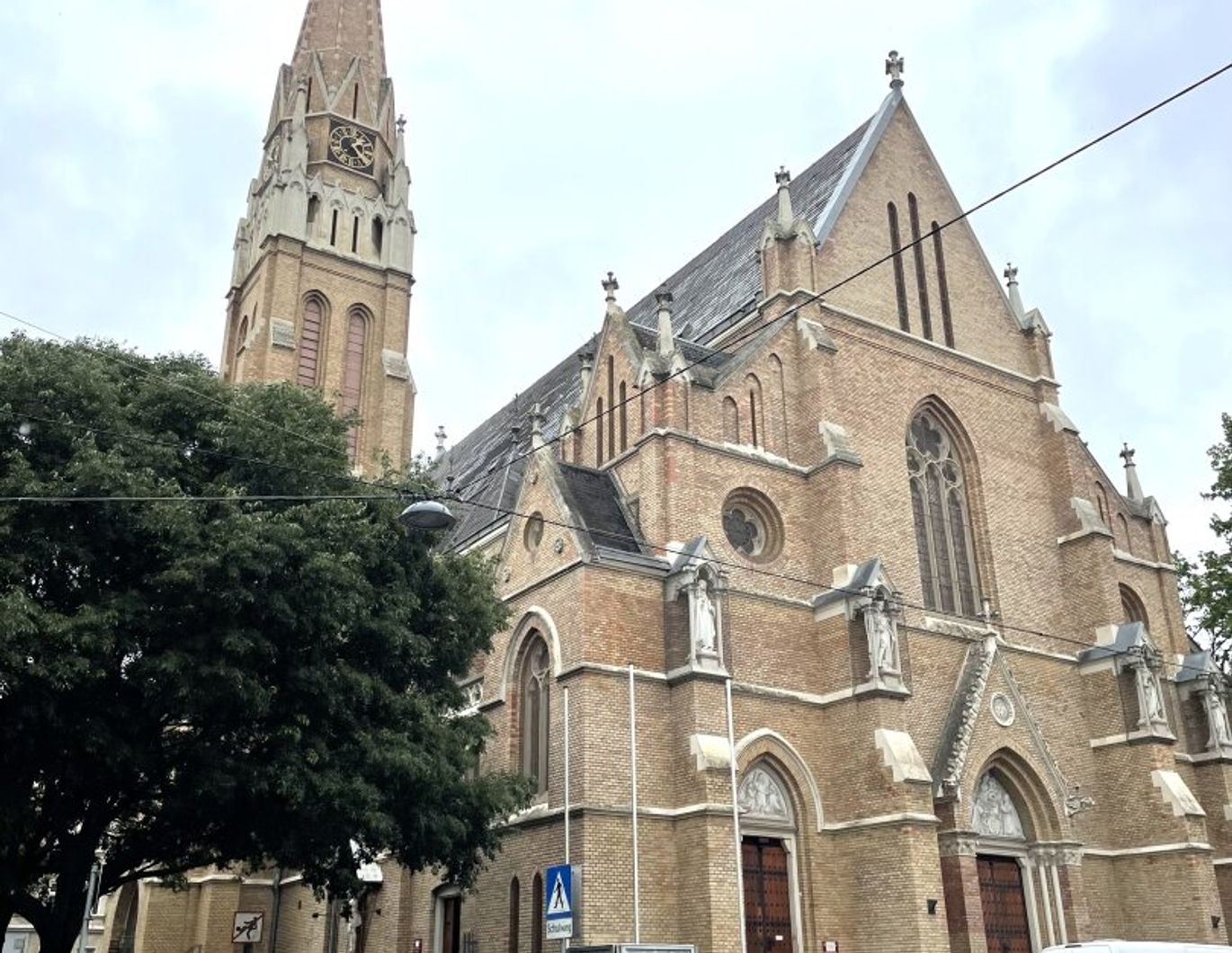 Neu sanierte Garconniere, vis-a-vis Park, zentral im 17. Bezirk!