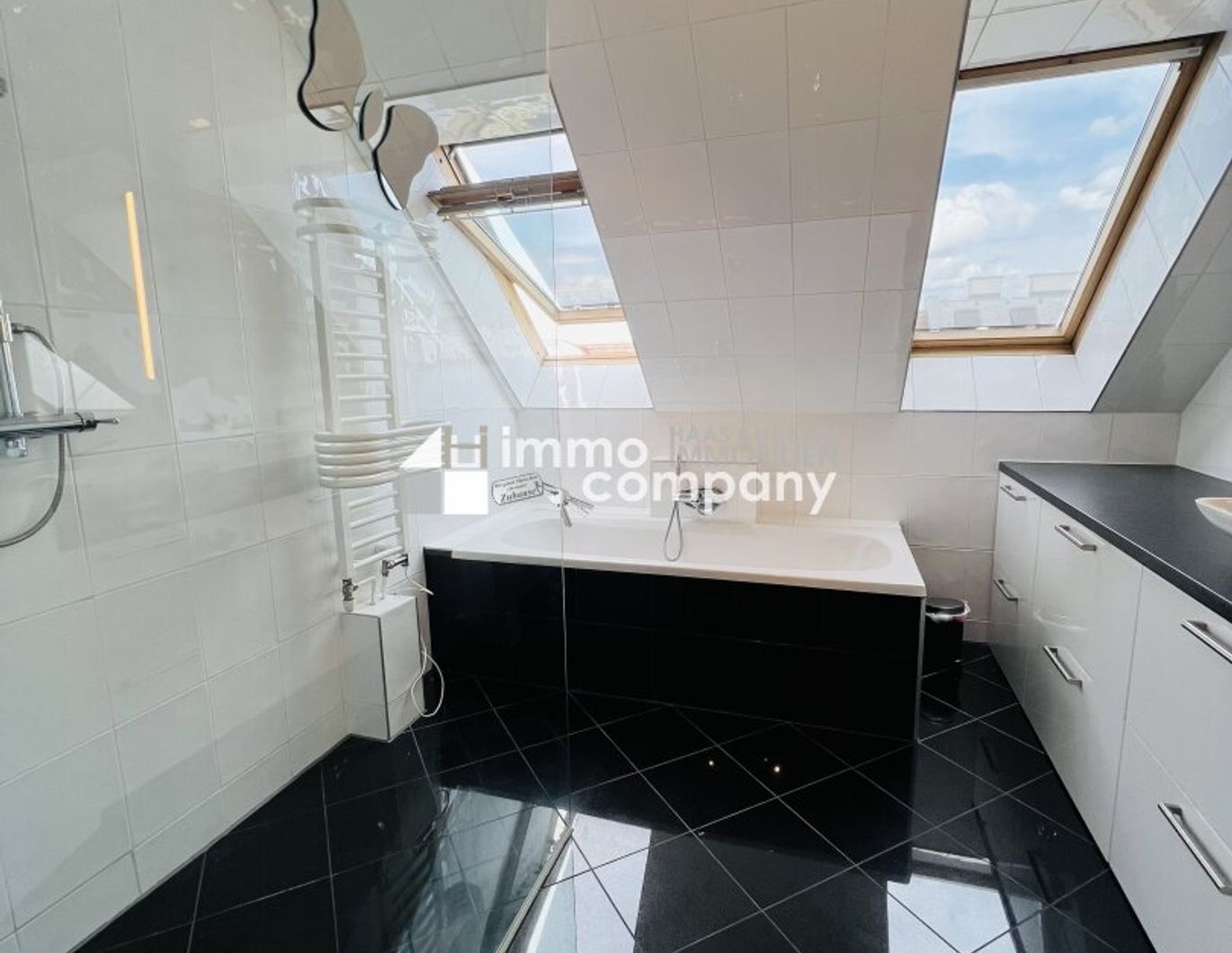 Luxuriöse zweistöckige Wohnung mit atemberaubendem Stadtblick + Balkon und geräumiger Terrasse! 15. Bezirk! U3