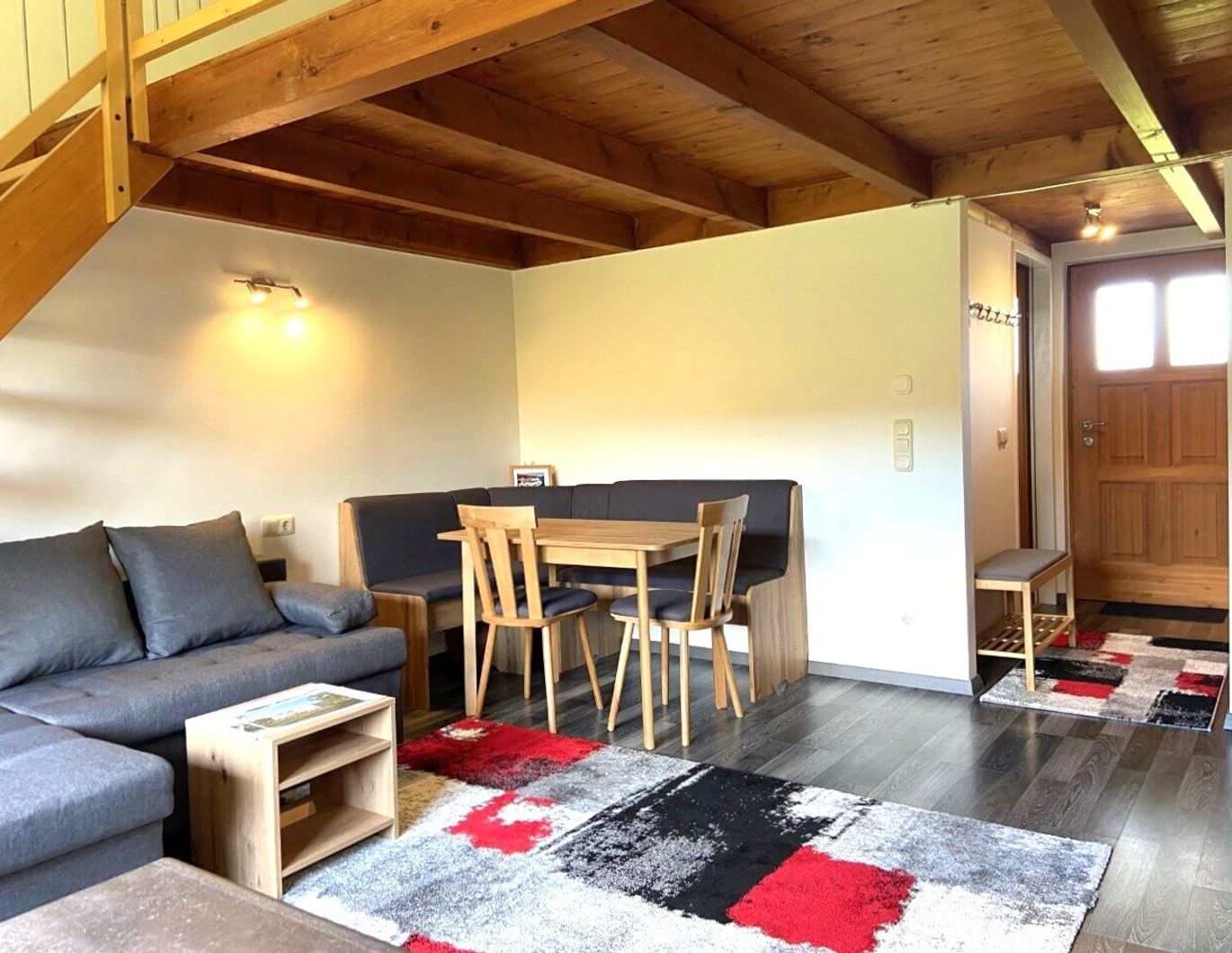 Galeriewohnung mit Kellerersatzraum und Autoabstellplatz am Stadtrand.