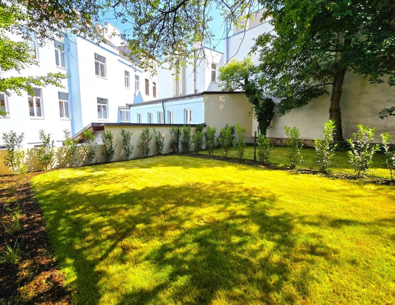Rasenmäher statt Straßenlärm! TOP saniert + Herrlicher Eigengarten + Hofseitiger Balkon + Viel Grün + Viel Lebensqualität + Absolute Ruhelage + Ideale Raumaufteilung! Besser geht´s nicht! Nicht lange zögern...