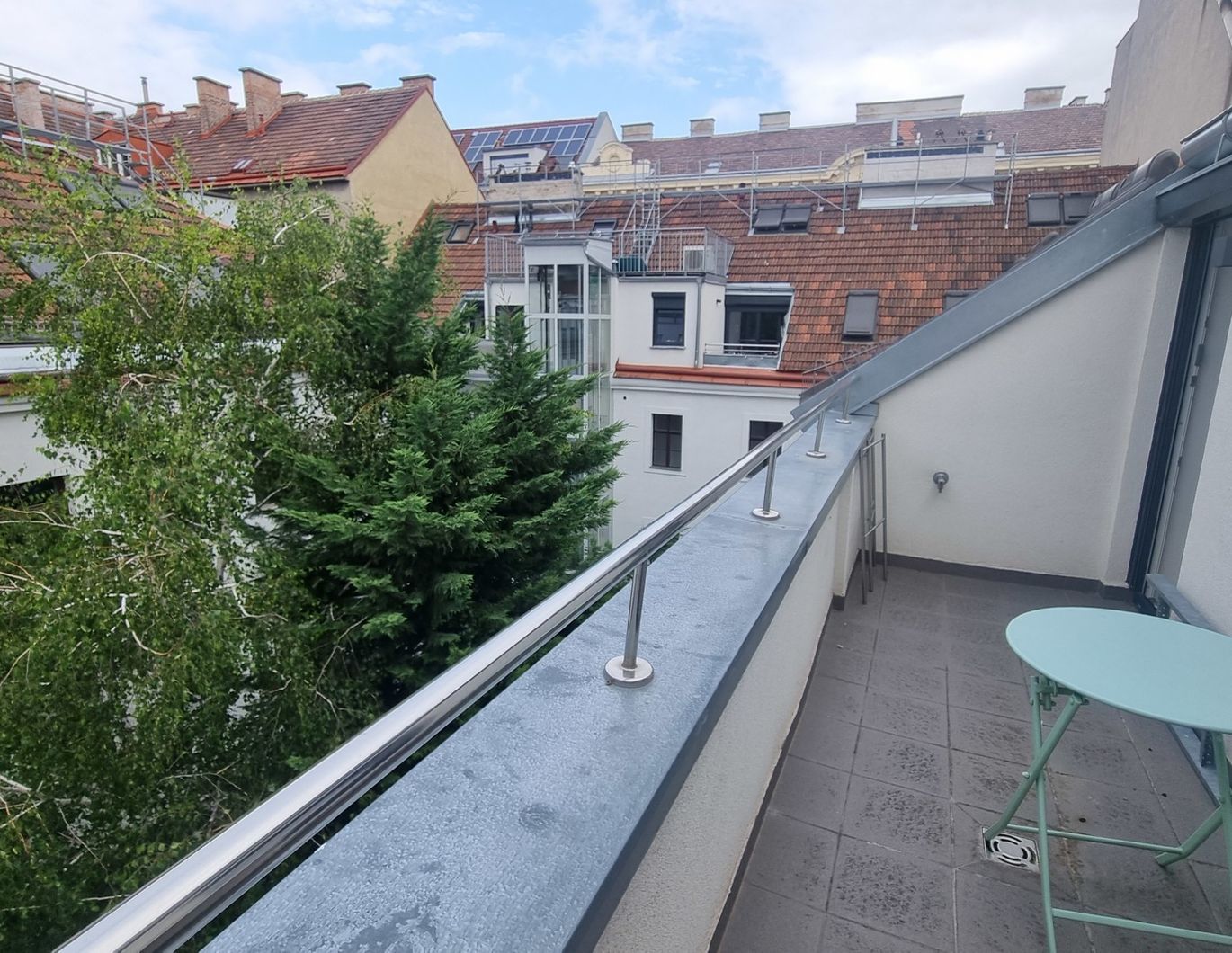 teilmöblierte Dachgeschoß Wohnung, 2 Zimmer mit Terrasse