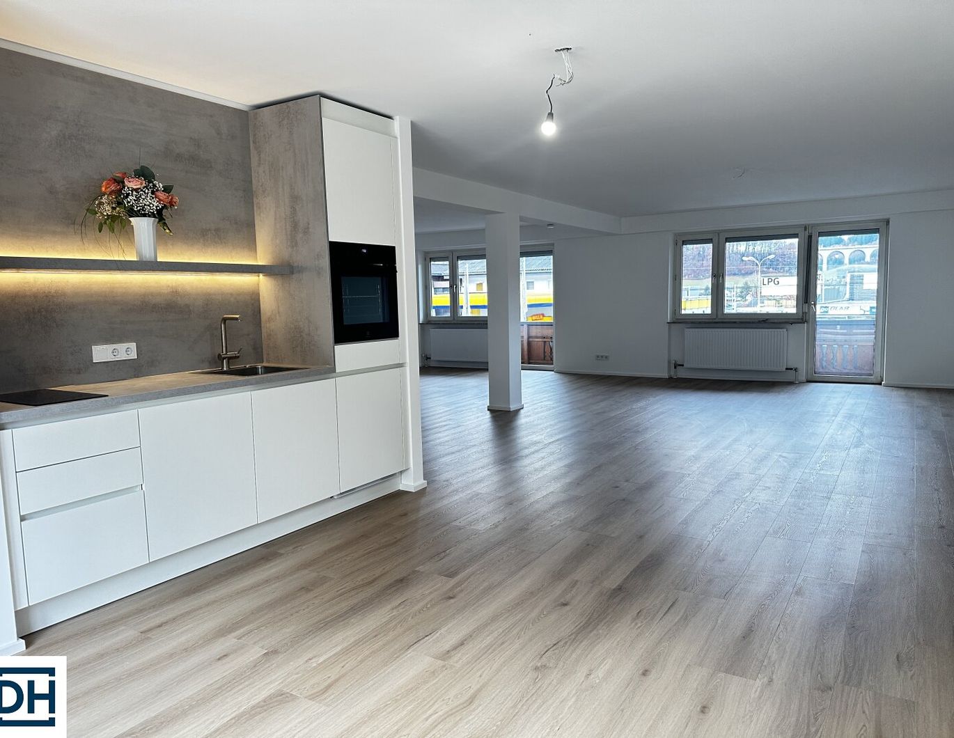 Modernes Loft mit Terrasse und Balkon