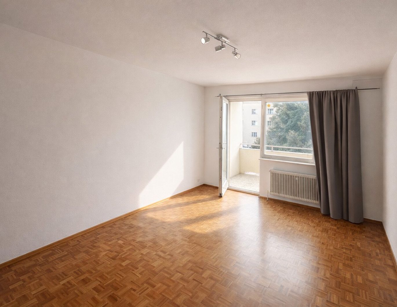 Helle Loggia-Eigentumswohnung 2-Zimmer + hofseitiger Loggia / 4. Liftstock