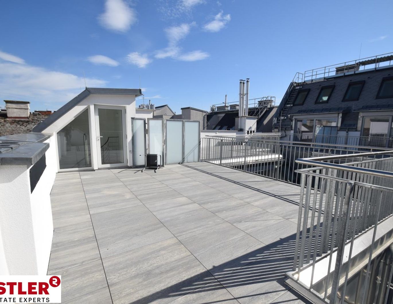 Luxuriöse Dachterrassenwohnung in sanierten Altbau | Direkt an der U3 | klimatisiert