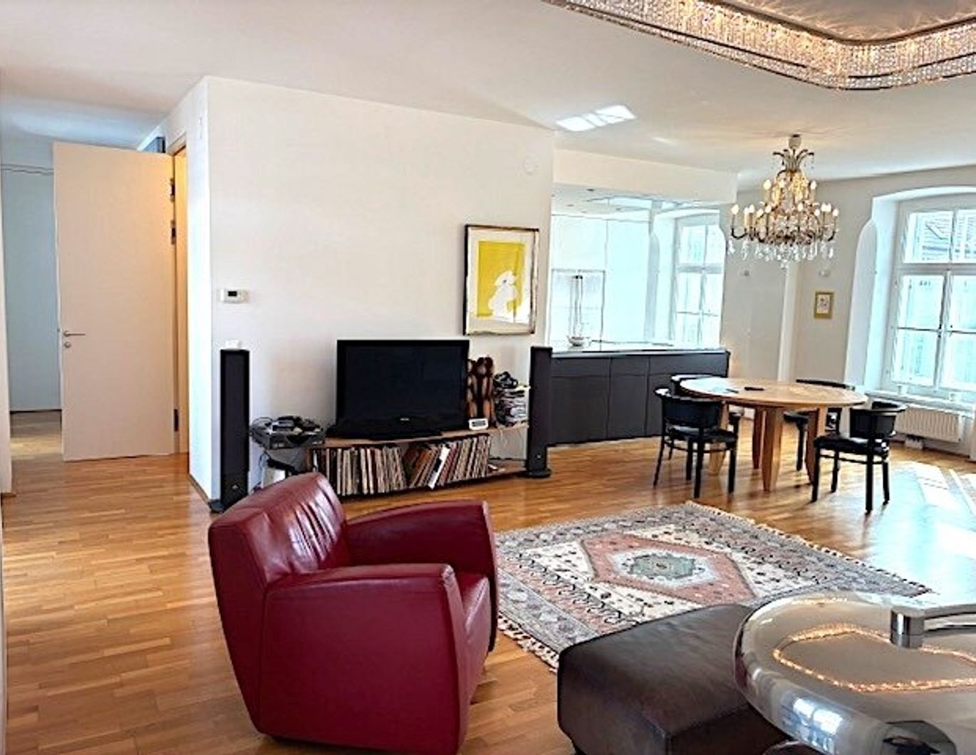 NÄHE ROCHUSMARKT GEPFLEGTE ALTBAUWOHNUNG mit GROSSEM BALKON