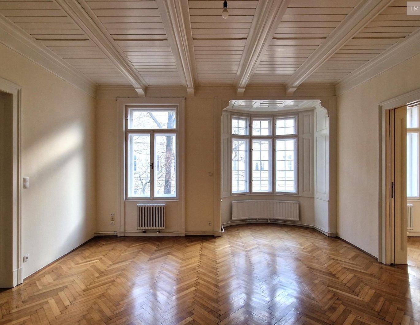 RARITÄT: 6-Zimmer Altbauwohnung in direkter U1-Nähe!!