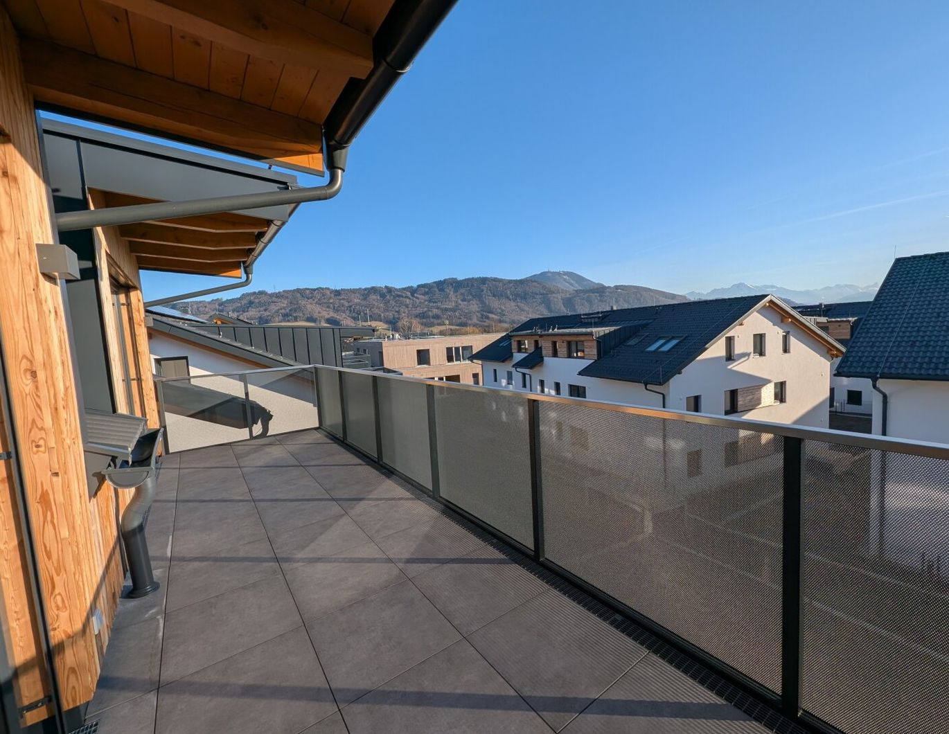 Bezugsfertig - exklusive 4 Zimmer Erstbezugs-Dachgeschoss-Wohnung mit traumhaftem Ausblick im Ortszentrum Hallwang!