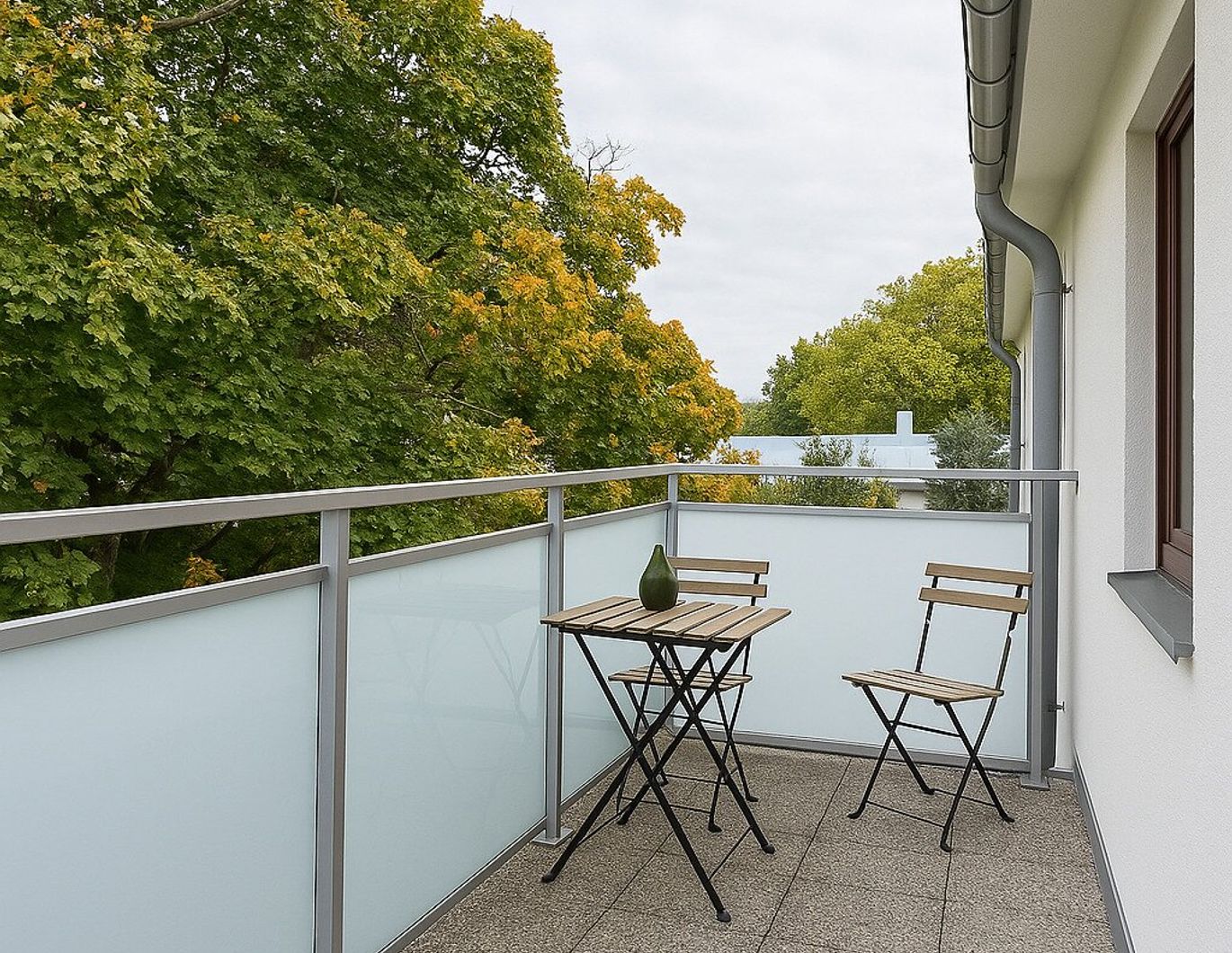 Gartenseitig gelegene Balkonwohnung mit Fernblick auf die Otto Wagner Kirche und vielen Extras