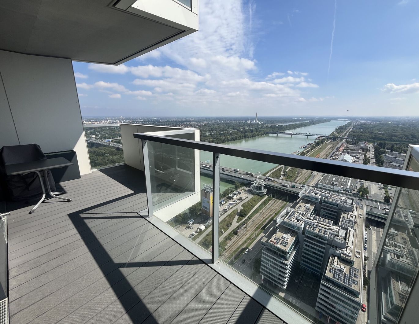 Grandiose Aussicht aus dem 35. Stockwerk: Moderne 2 Zimmer-Wohnung samt Balkon zu mieten in 1020 Wien