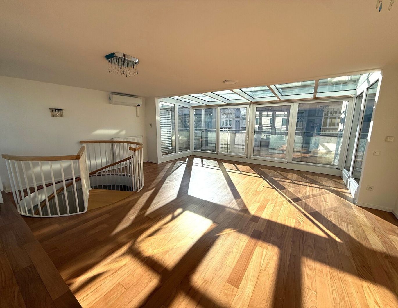 Erfüllen Sie sich ihren DG-Traum - 1 Gartenterrasse mit ca. 100 m² + 5 zusätzliche Terrassen mit gesamt ca. 50 m² + 1 Garagenplatz im Eigentum