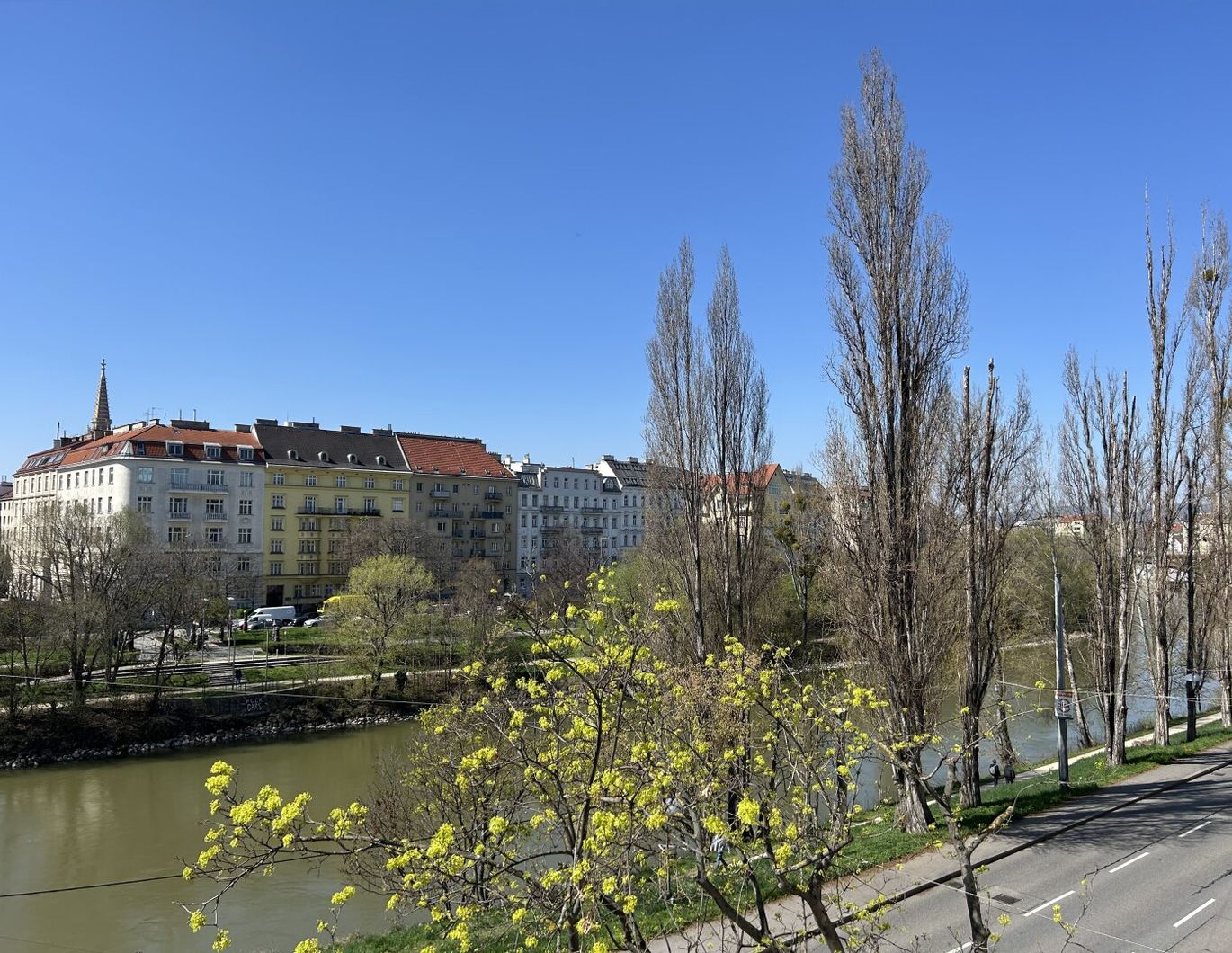 Nächst GRÜNER PRATER + SONNIG + HOF und straßenseitig orientiert + AUSBLICK zum DONAUKANAL!