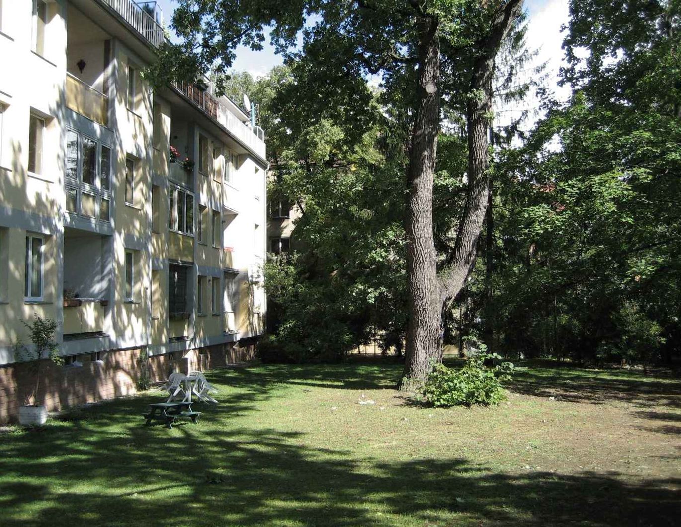 AUßERGEWÖHNLICHE, RUND ERSCHLOSSENE WOHNUNG EINER INNENARCHITEKTIN UND MALERIN