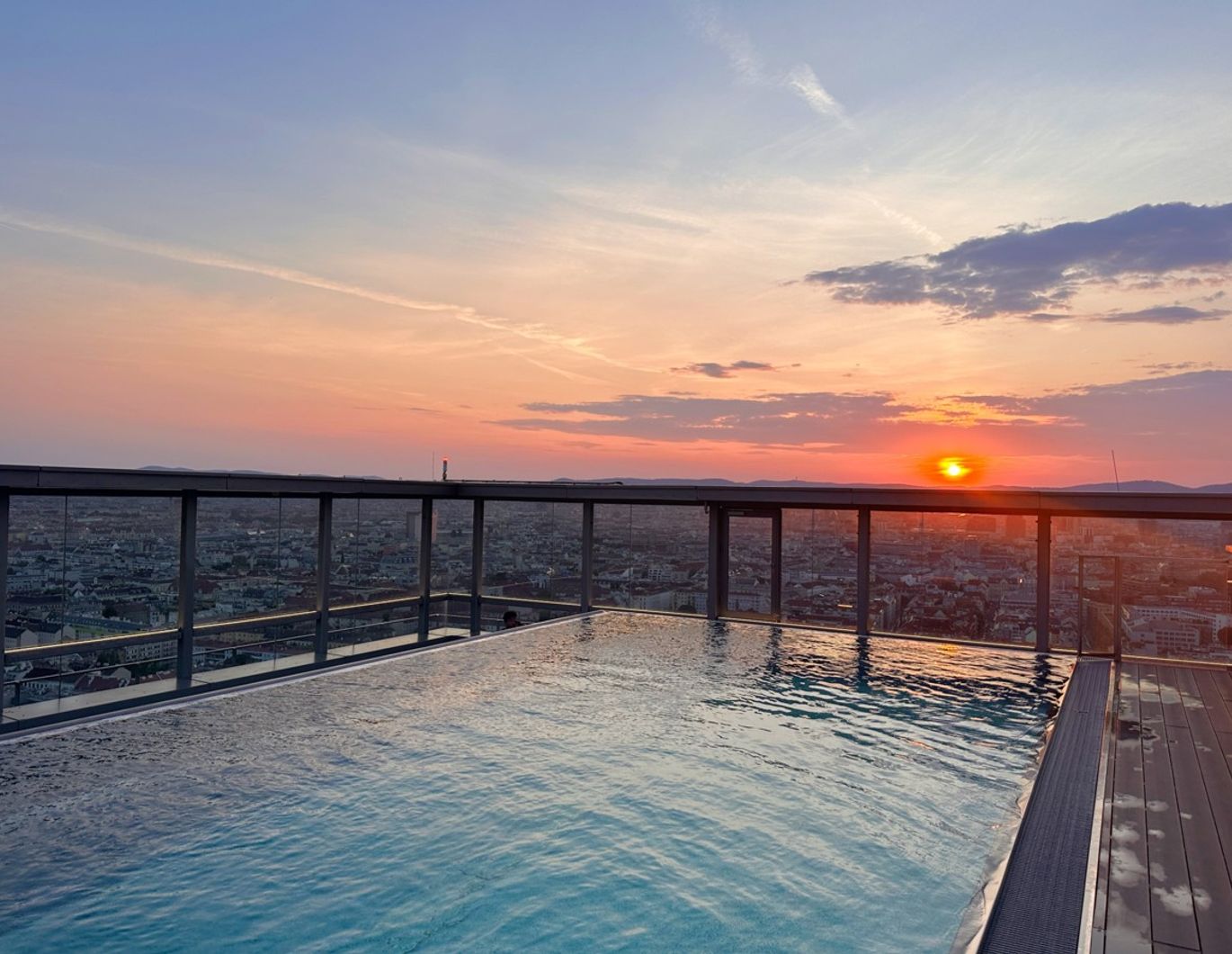 ANLEGER AUFGEPASST! Grandioser Skyline Blick + Pool am Dach = exzellenter Lifestyle